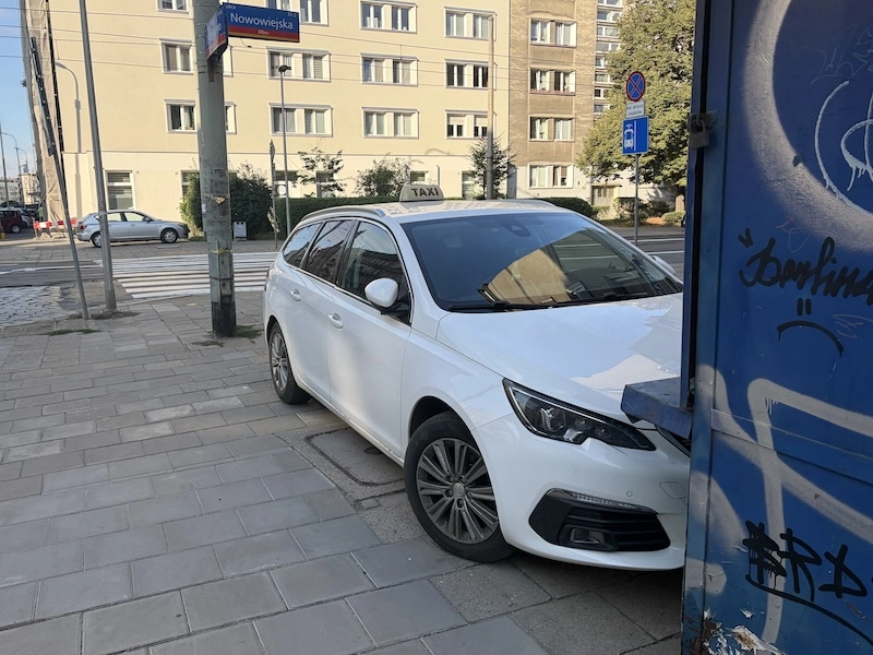 Auto zaparkowane na chodniku