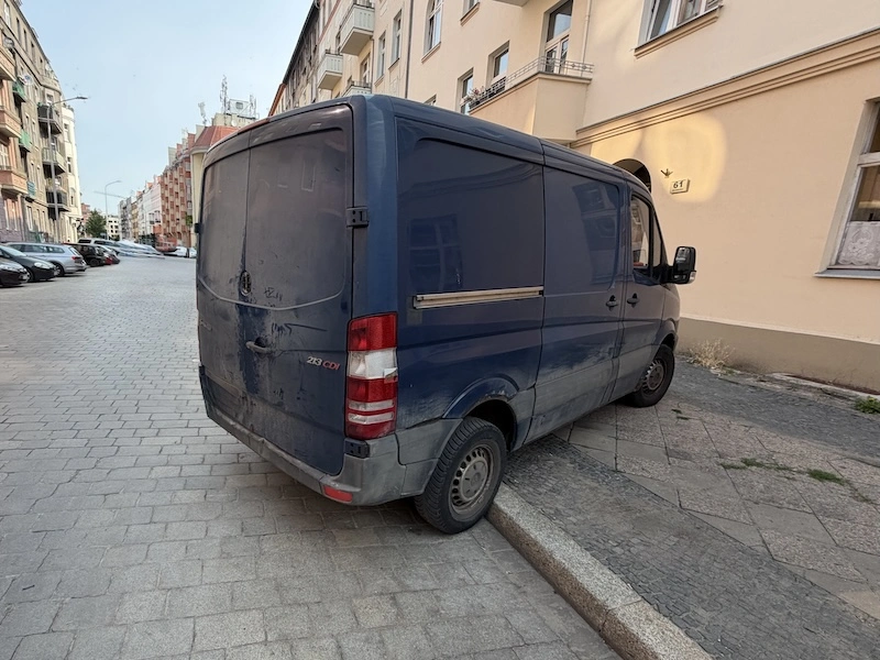 Ciężki pojazd na chodniku