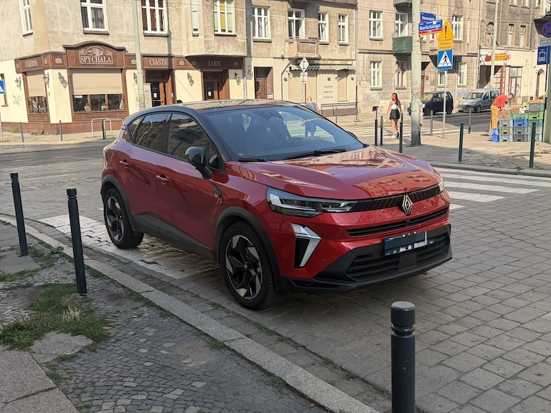 Auto zaparkowane na pasach